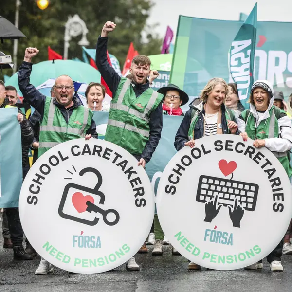 school secretaries and caretakers protest in 2025