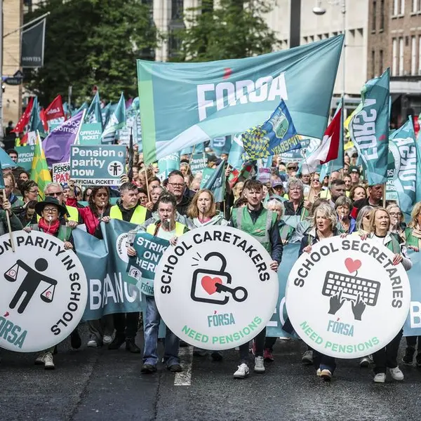 School secretaries and caretakers protest in Dublin