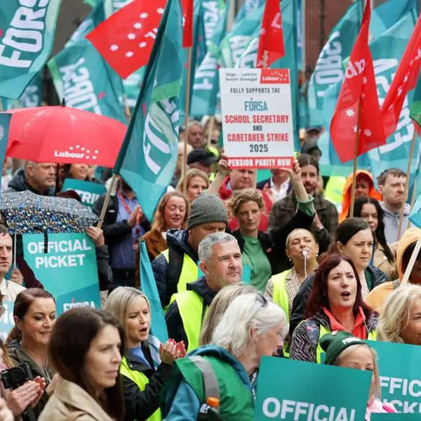 school secretaries and caretakers march in Dublin